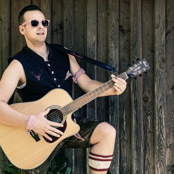 Andreas Gabalier Double_2021 Pressefoto mit Gitarre