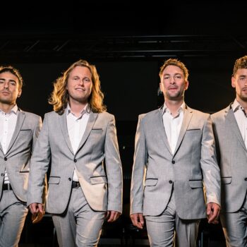 Die vier Bandmitglieder der Partyband Hamburg im Anzug.